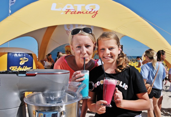 MOC ATRAKCJI DLA CAÅEJ RODZINY-za nami letnia kampania konsumencka Tchibo Family BIZNES, Konsument - W tegorocznym Projekcie PlaÅ¼a Tchibo postawiÅ‚o na Mamy i Å»ony! PrzesÅ‚aniem cyklu 8 spotkaÅ„ z rodzinami gwiazd byÅ‚o sprawienie przyjemnoÅ›ci paniom domu, ktÃ³re - jak ukazuje badanie agencji IRCenter, samodzielnie stawiajÄ… czoÅ‚a wiÄ™kszoÅ›ci domowych obowiÄ…zkÃ³w, obok pracy zawodowej