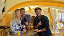 Wielkie gwiazdy na plaży w Åebie! Gwiazdy, LIFESTYLE - 12 sierpnia, na zaproszenie marki Tchibo Family do Åeby przybyÅ‚o jedno z najpopularniejszych gwiazdorskich małżeÅ„stw- Cezary i Edyta Pazurów, aby spotkać siÄ™ z fanami!