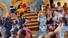 Olga Borys i Wojciech Majchrzak poprowadzili nietypowe warsztaty teatralne! Gwiazdy, LIFESTYLE - W 5 sierpnia, na zaproszenie marki Tchibo Family, do Dziwnowa przybyÅ‚o popularne maÅ‚Å¼eÅ„stwo aktorÃ³w - Olga Borys, Wojciech Majchrzak oraz ich dwunastoletnia cÃ³rka Mira, aby przeprowadziÄ‡ na plaÅ¼y nietypowe warsztaty teatralne.