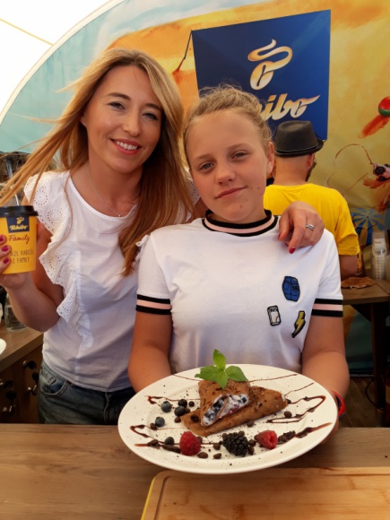 Warsztaty kulinarne z Junior Masterchief ZuziÄ… BulÄ… w Ustce - relacja z imprezy Gwiazdy, LIFESTYLE - 21 lipca na plaÅ¼y w Ustce temperatura siÄ™gnÄ™Å‚a zenitu i to nie za sprawÄ… sÅ‚onecznej pogody, ale dziÄ™ki pÅ‚onÄ…cym naleÅ›nikom Zuzi Buli. Ta niespeÅ‚na trzynastoletnia mistrzyni kulinarna wraz z mamÄ… poprowadziÅ‚y dla plaÅ¼ujÄ…cych rodzin naukÄ™ przyrzÄ…dzania flambirowanych naleÅ›nikÃ³w