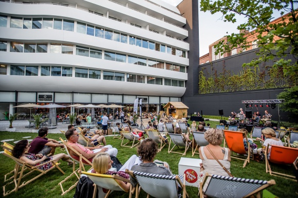 WrocÅ‚aw poÅ¼egna wakacje jazzem, sportem i relaksem Styl Å¼ycia, LIFESTYLE - PomysÅ‚ na spÄ™dzenie ostatniego weekendu wakacji? Muzyka zespoÅ‚u Macieja Czemplika, a juÅ¼ nastÄ™pnego dnia treningi, konkursy z atrakcyjnymi nagrodami i przejaÅ¼dÅ¼ka rajdowym autem. Nie zabraknie teÅ¼ relaksu na Å›wieÅ¼ym powietrzu i seansÃ³w saunowych.