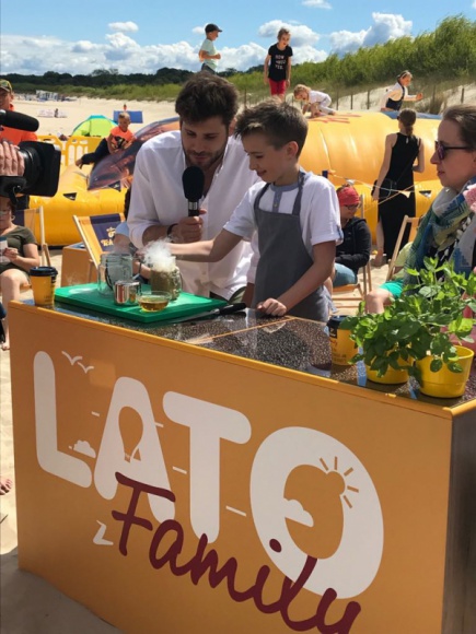 Warsztaty molekularne z Junior Masterchiefem Bartkiem Kwietniem Gwiazdy, LIFESTYLE - Tegoroczny zwyciÄ™zca kulinarnego show Masterchief Junior Bartek KwiecieÅ„, przeprowadziÅ‚ dla plaÅ¼owiczÃ³w w ÅšwinoujÅ›ciu warsztaty kuchni molekularnej.