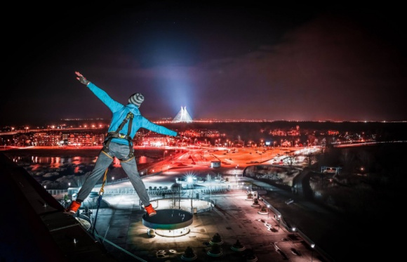 PORADNIK ÅšWIÄ„TECZNY, CZYLI 5 SPOSOBÃ“W JAK KUPOWAÄ† PREZENTY BEZ NERWÃ“W Styl Å¼ycia, LIFESTYLE - ÅšwiÄ™ta coraz bliÅ¼ej, a w zwiÄ…zku z tym w sklepach rozpoczyna siÄ™ coroczny szaÅ‚ zakupÃ³w. TÅ‚umy w centrach handlowych, dÅ‚ugie kolejki i godziny spÄ™dzane na wyborze prezentÃ³w nie sÄ… najlepszÄ… formÄ… spÄ™dzania czasu. Jak zatem tego uniknÄ…Ä‡, a jednoczeÅ›nie zadowoliÄ‡ osoby obdarowane?