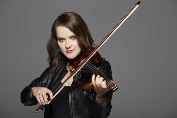 Muzyka dobra na jesienną chandrę Muzyka, LIFESTYLE - Jesień to czas, kiedy większość z nas odnotowuje spadek energii i wchodzi w melancholijny nastrój. Odpowiednia płyta pełna emocjonalnych i energetycznych kawałków może być świetnym sposobem na szybkie dostarczenie endorfin do organizmu. Tak jak muzyka w wykonaniu Basi Kawy.