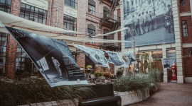 WÅ‚oskie Pranie na Placu Bankowym 1 Sztuka, LIFESTYLE - Zawieszone na sznurkach ubrania to nieodÅ‚Ä…czny element wÅ‚oskiego krajobrazu. OdwiedÅº wystawÄ™ na Placu Bankowym 1 w dniach 23 wrzeÅ›nia â€“ 7 paÅºdziernika 2018 roku i przenieÅ› siÄ™ na wÅ‚oskÄ… promenadÄ™!