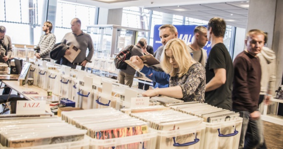 NajwiÄ™ksza w Polsce strefa winyli na Audio Video Show 2018 Muzyka, LIFESTYLE - Audio Video Show, jak co roku, zaprasza miÅ‚oÅ›nikÃ³w analogowego brzmienia i czarnych krÄ…Å¼kÃ³w do odwiedzenia najwiÄ™kszej w Polsce strefy winyli, tradycyjnie zlokalizowanej na PGE Narodowym.