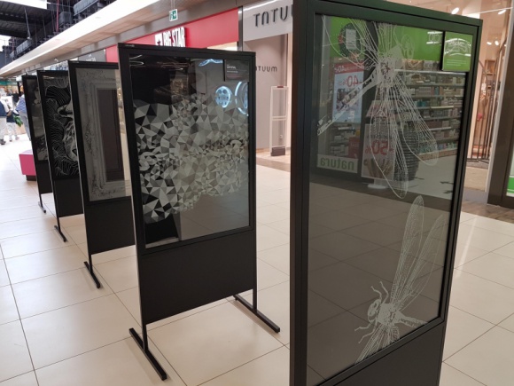 Wystawa â€žASPiruj, kreuj, GRAwerujâ€ w ETC SwarzÄ™dz Sztuka, LIFESTYLE - PoszukujÄ…c wzorÃ³w grawerÃ³w, Radaway postawiÅ‚ na ciekawy design i mÅ‚odych projektantÃ³w. Po raz drugi zorganizowaÅ‚ konkurs dla studentÃ³w ASP w ramach ktÃ³rego mieli za zadanie stworzyÄ‡ projekt graweru i aranÅ¼acji Å‚azienki. Teraz prace moÅ¼na zobaczyÄ‡ na wystawie w ETC SwarzÄ™dz.