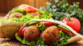 Szybki lunch z nutÄ… Orientu Styl Å¼ycia, LIFESTYLE - JeÅ›li kuchnia Bliskiego Wschodu kojarzy ci siÄ™ ze skomplikowanymi, czasochÅ‚onnymi przepisami, pozwÃ³l siÄ™ wyprowadziÄ‡ z bÅ‚Ä™du! Znamy sposoby na szybkie i wygodne posiÅ‚ki inspirowane tradycyjnymi potrawami tego fascynujÄ…cego regionu.