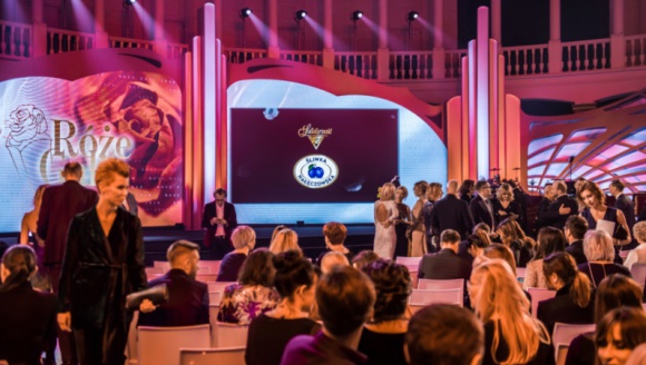 Åšliwka NaÅ‚Ä™czowska sponsorem RÃ³Å¼ Gali Styl Å¼ycia, LIFESTYLE - Åšliwka NaÅ‚Ä™czowska znana z tego, Å¼e smakuje wybornie zostaÅ‚a sponsorem tegorocznej gali finaÅ‚owej plebiscytu RÃ³Å¼e Gali, jaka odbyÅ‚a siÄ™ 19 listopada w Warszawie.