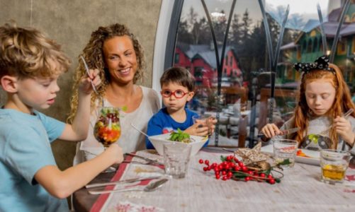 ÅšWIÄ˜TA Z DALA OD DOMU