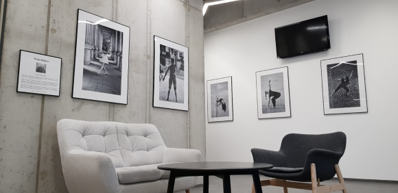 Wystawa fotografii Woman & Space â€“ kiedy fitness spotyka siÄ™ ze sztukÄ… Sztuka, LIFESTYLE - PoÅ‚Ä…czenie przestrzeni fitness ze sztukÄ… to nowy pomysÅ‚ sieci klubÃ³w Zdrofit. TakÄ… koncepcjÄ™ zrealizowano w nowo otwartym klubie na warszawskiej Pradze w zmodernizowanym Centrum Praskim Koneser.