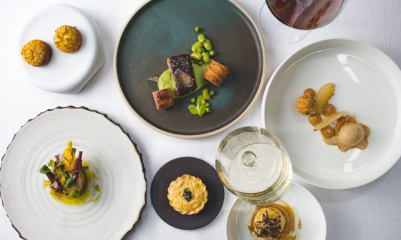 MENU DEGUSTACYJNE PODBIJA SERCA SMAKOSZY! Styl życia, LIFESTYLE - Jednym z wiodących trendów w 2018 roku jest tasting menu. Menu degustacyjne wywodzi się z zachodu i jest od lat sposobem szefów kuchni, aby dobrze zaprezentować siebie, swoje umiejętności, dbając przy tym o to, aby klient ciekawie spędził czas.