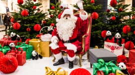 Święty Mikołaj zbliża się do Bytomia Styl życia, LIFESTYLE - Błyszczące dekoracje oraz świąteczne piosenki w Agorze Bytom to niezawodny znak, że nadchodzi grudzień. W dniu swoich imienin, 6 grudnia, Święty Mikołaj i Śnieżynka spotkają się tu z dziećmi i wręczą im prezenty. Wcześniej upominki dostaną pacjenci z oddziału pediatrycznego.