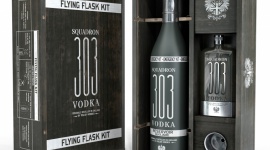 WÃ³dka Squadron 303 w nowej odsÅ‚onie Styl Å¼ycia, LIFESTYLE - WÃ³dka Squadron 303 (Dywizjon 303) zadebiutowaÅ‚a na polskim rynku pod koniec zeszÅ‚ego roku. Teraz moÅ¼na jÄ… kupiÄ‡ w nowej, wyjÄ…tkowej butelce. Jej ksztaÅ‚t nawiÄ…zuje do tradycji i zwyczajÃ³w polskich Å¼oÅ‚nierzy, walczÄ…cych pod niebem Londynu.