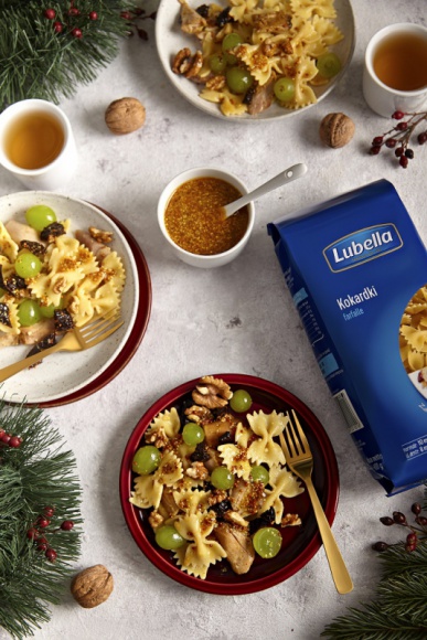 Nie chcesz wyrzucać jedzenia po świętach? Wystarczy, że zastosujesz kilka prost BIZNES, Konsument - W okresie świąt na stole pojawia się mnóstwo pysznych potraw, na które często czekamy cały rok. Chcemy się nimi cieszyć i zależy nam, aby bliscy i goście również mogli skosztować naszych specjałów.