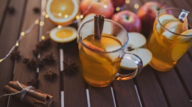 TÅ‚oczone JabÅ‚ko w zimowej inspiracji od Braci SadownikÃ³w Styl Å¼ycia, LIFESTYLE - Cynamon, imbir, goÅºdziki â€“ przyprawy korzenne, ktÃ³re rozgrzewajÄ… i smakujÄ…. A gdyby tak poÅ‚Ä…czyÄ‡ je z naturalnym, tÅ‚oczonym sokiem jabÅ‚kowym, tworzÄ…c bezalkoholowego grzaÅ„ca?
