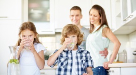 JakÄ… wodÄ™ wybraÄ‡ Styl Å¼ycia, LIFESTYLE - Woda stanowi najlepszy napÃ³j dla caÅ‚ej rodziny. Nie wnosi do diety zbÄ™dnych kalorii, tak jak sÅ‚odzone napoje, ktÃ³re przyczyniajÄ… siÄ™ do nadmiernej masy ciaÅ‚a, szczegÃ³lnie u dzieci i mÅ‚odzieÅ¼y, zwiÄ™kszajÄ…cy ryzyko nadwagi i otyÅ‚oÅ›ci.