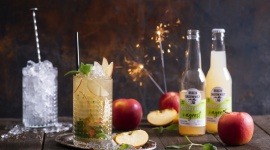 Musujące Jabłko na karnawał Styl życia, LIFESTYLE - Lekki, orzeźwiający, musujący i kusząco owocowy – idealny drink karnawałowy. Prosty w przygotowaniu, zaskoczy soczystym, doskonale zbalansowanym smakiem. W propozycji Braci Sadowników słodycz jabłka łączy się ze świeżością agrestu, a całość przełamuje ziołowa nuta szałwii.