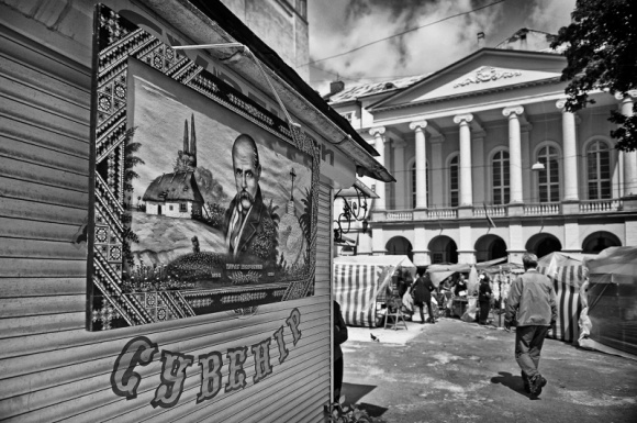 Lwowskie historie. Nowa wystawa w Bytomiu Sztuka, LIFESTYLE - Lwów widziany okiem Anny Lewańskiej jest miastem magicznym i intrygującym. Jej czarno-białe fotografie będzie można oglądać na wystawie „Lwowskie historie†w Agorze Bytom. Wernisaż już 5 lutego.