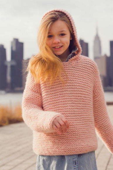 Cel na 2019 -> Rodzinnie spÄ™dzanie czasu Styl Å¼ycia, LIFESTYLE – ÅšwiÄ™towanie Nowego Roku juÅ¼ za nami! PeÅ‚ni postanowieÅ„ pewnym krokiem wchodzimy w 2019 rok. I co nas w nim czeka? WiÄ™cej czasu z najbliÅ¼szymi! Motywacja jest, ale jak to zrealizowaÄ‡? Podpowiadamy od czego zaczÄ…Ä‡!”/></p><p>ÅšwiÄ™towanie Nowego Roku juÅ¼ za nami! PeÅ‚ni postanowieÅ„ pewnym krokiem wchodzimy w 2019 rok. I co nas w nim czeka? WiÄ™cej czasu z najbliÅ¼szymi! Motywacja jest, ale jak to zrealizowaÄ‡? Podpowiadamy od czego zaczÄ…Ä‡!</p><p>By zaczÄ…Ä‡ realizowaÄ‡ postanowienia noworoczne czasem warto wziÄ…Ä‡ siÄ™ za najprostsze rozwiÄ…zania, a nie za te idealne. JeÅ¼eli Twoim postanowieniem w tym roku jest to, by spÄ™dzaÄ‡ wiÄ™cej czasu z dzieÄ‡mi i z bliskimi, warto zaczÄ…Ä‡ od zaraz.</p><p>Nowa tradycja</p><p>Dzieci uwielbiajÄ… rutynÄ™. MoÅ¼e byÄ‡ to zaskakujÄ…ce, ale powtarzalnoÅ›Ä‡ zadaÅ„ daje im poczucie bezpieczeÅ„stwa. TworzÄ… w ten sposÃ³b fundament, dziÄ™ki ktÃ³remu mogÄ… siÄ™ rozwijaÄ‡. Warto wiÄ™c wyznaczyÄ‡ jeden lub wiÄ™cej dni w tygodniu, ktÃ³re bÄ™dziecie regularnie spÄ™dzaÄ‡ razem. Å»eby uÅ‚atwiÄ‡ sobie to zadanie i sprawiÄ‡, by czas spÄ™dzony razem byÅ‚ przyjemny, dobrze jest wziÄ…Ä‡ na warsztat projekt, ktÃ³ry pozwoli znaleÅºÄ‡ razem z dzieckiem wspÃ³lny mianownik.</p><p>SpoÅ›rÃ³d rzeczy, ktÃ³re moÅ¼ecie robiÄ‡ razem moÅ¼na wybraÄ‡â€¦ robienie na drutach. Zaskoczeni? WspÃ³lne dzieÅ‚a z wÅ‚Ã³czki, doprowadzane do perfekcji przez nasze mamy i babcie, trochÄ™ odeszÅ‚y w cieÅ„. A przecieÅ¼ dzierganie buduje charakter i uczy nas (i nasze pociechy!) cierpliwoÅ›ci, ale teÅ¼ dokÅ‚adnoÅ›ci i spokoju. PowtarzalnoÅ›Ä‡ sprawia, Å¼e dzierganie uznawane jest za czynnoÅ›Ä‡ medytacyjnÄ…!</p><div style=