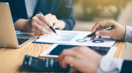 Jak wprowadziÄ‡ na rynek innowacyjny produkt i przetrwaÄ‡? BIZNES, Konsument - Firma, ktÃ³rej zaleÅ¼y na rozwoju, musi stale poszerzaÄ‡ swojÄ… ofertÄ™. Jednak wprowadzenie innowacji rynkowej to niemaÅ‚e wyzwanie. Wg badaÅ„ Nielsena aÅ¼ 85% nowych produktÃ³w nie przeÅ¼ywa pierwszego roku na pÃ³Å‚ce.