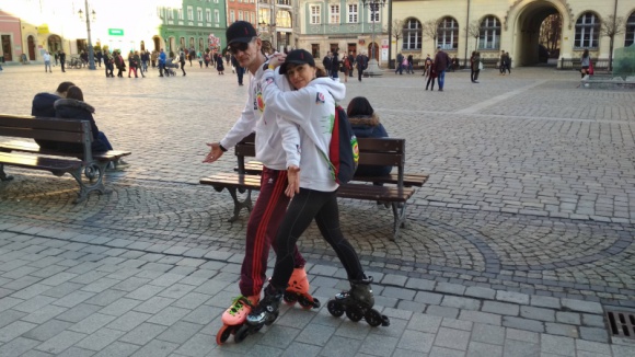 Rekord Polski dla dzieci z PrzylÄ…dka Nadziei. Sztafeta 24 godziny na rolkach Styl Å¼ycia, LIFESTYLE - 30 marca w samo poÅ‚udnie na wrocÅ‚awskim Rynku Agata i Wojciech Miszewscy, maÅ‚Å¼eÅ„stwo zwariowanych rolkarzy z Rolki Reggae Rajd, sprÃ³bujÄ… ustanowiÄ‡ rekord Polski w najdÅ‚uÅ¼szej sztafecie na rolkach.