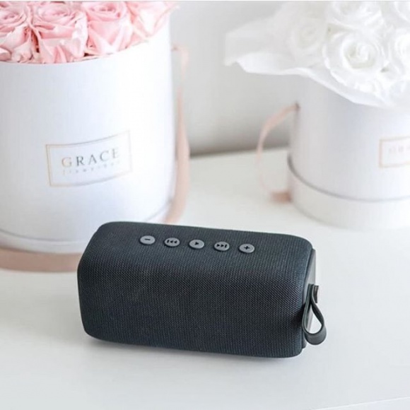 5 akcesoriów w najmodniejszych kolorach, które odmienią mieszkanie na wiosnę Styl życia, LIFESTYLE - Wiosenne temperatury sprawiają, że większości z nas udziela się pozytywny nastrój i czujemy nagły przypływ energii. Wiosnę warto wpuścić do domów - i wcale nie potrzeba w tym celu przeprowadzać gruntownego remontu. Oto przedmioty, które odmienią każde wnętrze.