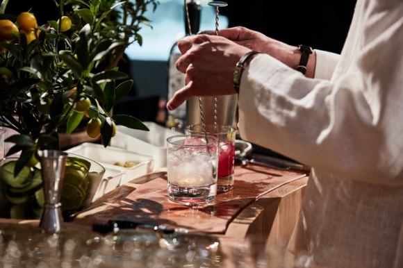 â€žBlushing Barâ€ z czerwonego dÄ™bu amerykaÅ„skiego w Mediolanie Sztuka, LIFESTYLE - Intensywnie rÃ³Å¼owy bar w formie okrÄ™gu, zaprojektowany przez architektÃ³w z pracowni Chan + Eayrs i wykonany z czerwonego dÄ™bu przez Sebastiana Coxa zajÄ…Å‚ zaszczytne miejsce na wystawie Wallpaper* Handmade X: With Love w Mediolanie.