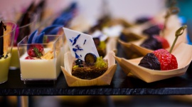 SweetTARGI z markÄ… Deli Catering Styl Å¼ycia, LIFESTYLE - Za nami jubileuszowa, dziesiÄ…ta juÅ¼ edycja TargÃ³w Cukierniczych, Piekarniczych i Lodziarskich SweetTARGI. Wydarzenie wsparÅ‚ kulinarnie lider na rynku usÅ‚ug cateringowych w zakresie kulinariÃ³w eventowych, marka Deli Catering.