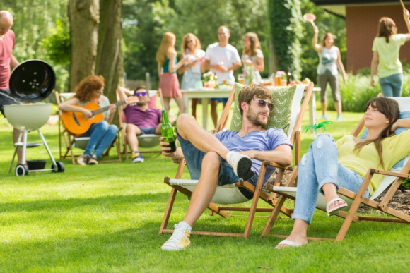 Garden party w stylu eko Styl życia, LIFESTYLE - Ciepłe weekendy to doskonała okazja do spotkań w grodzie. Jak przy planowaniu garden party nie zapomnieć o planecie? Akcesoria, dzięki którym nasza impreza będzie nie tylko oryginalna, ale i przyjazna środowisku, można znaleźć w sklepie internetowym Empiku.