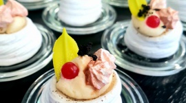 Jubileusz 80-lecia Toru SÅ‚uÅ¼ewiec z markÄ… Deli Catering Styl Å¼ycia, LIFESTYLE - W tym roku przypada dokÅ‚adnie 80. rocznica otwarcia Toru SÅ‚uÅ¼ewiec. O oprawÄ™ kulinarnÄ… jubileuszu zadbaÅ‚ lider na rynku usÅ‚ug cateringowych w zakresie kulinariÃ³w eventowych â€“ marka Deli Catering.