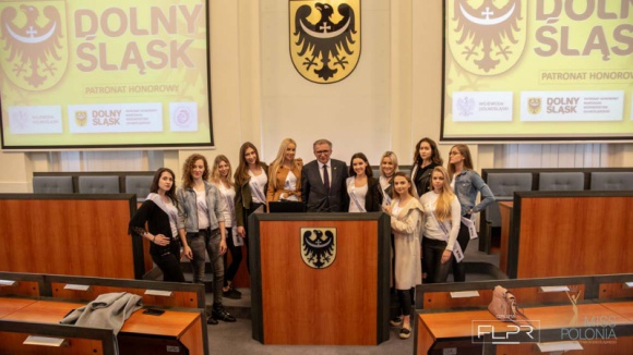 Pierwszy w Polsce tytuÅ‚ Miss Wiedzy! Gwiazdy, LIFESTYLE - Miss Polonia Wiedzy WojewÃ³dztwa DolnoÅ›lÄ…skiego 2019 - tak bÄ™dzie brzmiaÅ‚ nowy tytuÅ‚, przyznany podczas gali finaÅ‚owej. Jest to pierwszy tytuÅ‚ w historii polskich konkursÃ³w piÄ™knoÅ›ci. To odwaÅ¼ny krok w przyszÅ‚oÅ›Ä‡, ktÃ³ry byÄ‡ moÅ¼e zmieni oblicze polskich konkursÃ³w piÄ™knoÅ›ci.