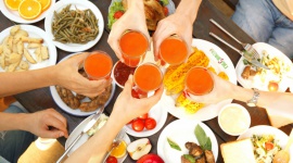 Åšwiatowy DzieÅ„ Soku: Co o soku myÅ›lÄ… specjaliÅ›ci? Styl Å¼ycia, LIFESTYLE - Jak powinien wyglÄ…daÄ‡ prawdziwy toast na zdrowie? Wzniesiony szklankÄ… peÅ‚nego wartoÅ›ci odÅ¼ywczych soku warzywnego lub owocowego! W Åšwiatowy DzieÅ„ Soku, ktÃ³ry przypada na 30 maja, dowiedz siÄ™, co o soku myÅ›lÄ… specjaliÅ›ci.