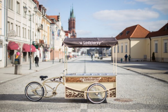 Mobilna flota Lodziarzy wyrusza na szlak Styl Å¼ycia, LIFESTYLE - W parkach i na skwerach, w centrach miast i przy plaÅ¼ach â€“ designerskie wÃ³zki, riksze i ice-trucki WytwÃ³rni LodÃ³w Polskich â€žu Lodziarzyâ€ ponownie ruszyÅ‚y w PolskÄ™. Podlaska, mobilna flota juÅ¼ drugi rok z rzÄ™du przyciÄ…ga uwagÄ™ klientÃ³w i caÅ‚ej lodowej branÅ¼y.