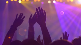 Ile kosztuje udziaÅ‚ w festiwalu muzycznym? Muzyka, LIFESTYLE - â€¢ Koszt wziÄ™cia udziaÅ‚u w kilkudniowym festiwalu to okoÅ‚o 1 500 zÅ‚, ale jeÅ›li korzysta siÄ™ z pakietu VIP i dobrego hotelu moÅ¼e wynieÅ›Ä‡ nawet 5000 zÅ‚. â€¢ Nie warto zwlekaÄ‡ z zakupem biletu na wymarzony koncert â€“ potem wejÅ›ciÃ³wek moÅ¼e juÅ¼ nie byÄ‡, ewentualnie bÄ™dÄ… droÅ¼sze.