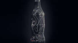 Limitowana edycja butelki Coca-Cola autorstwa Karola Radziszewskiego BIZNES, Kultura - WolnoÅ›Ä‡, dialog, szacunek i bycie razem ponad podziaÅ‚ami, niezaleÅ¼nie od rÃ³Å¼nic kulturowych, to wartoÅ›ci bliskie marce Coca-Cola.