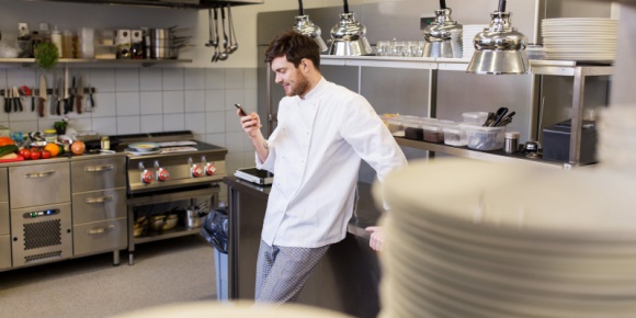 Restauracje przyszłości. Jak cyfryzacja zmieni rynek dostaw jedzenia? BIZNES, Konsument - Jak w obliczu postępującej cyfryzacji będą w przyszłości wyglądały restauracje? Ich rozwój oprze się na poprawie jakości jedzenia, usprawnieniu logistyki, automatyzacji w kuchni oraz tzw. downsizingu – prognozują eksperci platformy PizzaPortal.pl.