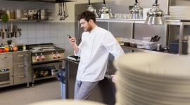 Restauracje przyszłości. Jak cyfryzacja zmieni rynek dostaw jedzenia? BIZNES, Konsument - Jak w obliczu postępującej cyfryzacji będą w przyszłości wyglądały restauracje? Ich rozwój oprze się na poprawie jakości jedzenia, usprawnieniu logistyki, automatyzacji w kuchni oraz tzw. downsizingu – prognozują eksperci platformy PizzaPortal.pl.