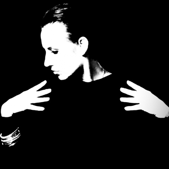 LIKA oddaje hoÅ‚d Korze coverem utworu "Szare MiraÅ¼e" Muzyka, LIFESTYLE - KIlka dni temu miaÅ‚a miejsce premiera nowego klipu LIKI do coveru grupy Maanam - "Szare miraÅ¼e".