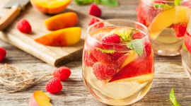 (Nie)winne orzeÅºwienie na upalne dni Styl Å¼ycia, LIFESTYLE - Drinki tylko na bazie mocnych alkoholi? Nie tylko! Okazuje siÄ™, Å¼e wino jest doskonaÅ‚ym skÅ‚adnikiem orzeÅºwiajÄ…cych koktajli - poniÅ¼sze przepisy idealnie sprawdzÄ… siÄ™ na obecne upaÅ‚y!