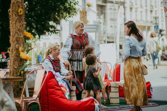 Podsumowanie pierwszej w tym roku odsÅ‚ony akcji #ZamiastZaMiasto Styl Å¼ycia, LIFESTYLE - W miniony weekend, w Placu Unii, odbyÅ‚o siÄ™ pierwsze z trzech planowanych na wakacje spotkaÅ„ z serii #ZamiastZaMiasto. W ramach warsztatÃ³w klienci centrum mogli stworzyÄ‡ mieszanki herbat zioÅ‚owych, biÅ¼uteriÄ™ oraz sprÃ³bowaÄ‡ swoich siÅ‚ podczas wyrabiania masÅ‚a.