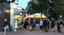 Noc lodoÅ¼ercÃ³w Styl Å¼ycia, LIFESTYLE - Lody o pÃ³Å‚nocy? Czemu nie! 16 sierpnia miÅ‚oÅ›nicy zimnych deserÃ³w spotkali siÄ™ podczas drugiej â€žNocy lodoÅ¼ercÃ³wâ€, organizowanej przez â€žu Lodziarzyâ€ WytwÃ³rniÄ™ LodÃ³w Polskich. Wydarzenie przyciÄ…gnÄ™Å‚o wielu entuzjastÃ³w nietypowych smakÃ³w.