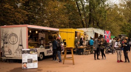 Uliczna Sztuka - Uliczne Jedzenie 2019 Styl życia, LIFESTYLE - W niedzielę 15 września w Parku Szczęśliwickim po raz kolejny odbędzie się największy festiwal street food, tańca i muzyki. Piknik kulinarno-taneczny adresowany jest do rodzin z dziećmi, młodzieży i osób dorosłych.