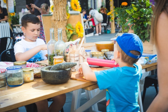 Podsumowanie wakacyjnego cyklu #ZamiastZaMiasto Styl Å¼ycia, LIFESTYLE - Za nami ostatnie z cyklu wakacyjnych spotkaÅ„ #ZamiastZaMiasto w Placu Unii. PoniewaÅ¼ tematem przewodnim w tym roku byÅ‚a kultura polskiej wsi, biorÄ…cy udziaÅ‚ w warsztatach mieli okazjÄ™ przenieÅ›Ä‡ siÄ™ do niesamowitego Å›wiata zioÅ‚olecznictwa i rÄ™kodzieÅ‚a.