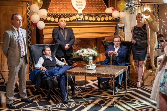 WIEMY, GDZIE KRĘCONY JEST NAJNOWSZY FILM MICHAÅA MILOWICZA „FUTRO Z MISIA†BIZNES, Kultura - MichaÅ‚ Milowicz niedawno rozpoczÄ…Å‚ zdjÄ™cia do swojego najnowszego filmu „Futro z Misiaâ€, którego jest jednoczeÅ›nie reżyserem. Pierwsze kadry postanowiono nagrywać w Zakopanem, w tamtejszym hotelu Mercure Kasprowy Zakopane. Jak wyglÄ…daÅ‚a praca na planie?