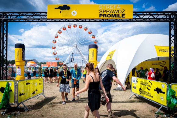 Z gÅ‚owÄ… i odpowiedzialnie â€“ tak bawili siÄ™ uczestnicy Polâ€™andâ€™Rock 2019 Styl Å¼ycia, LIFESTYLE - Polâ€™Andâ€™Rock 2019 byÅ‚ nie tylko peÅ‚en Å›wietnych brzmieÅ„ i pozytywnej energii, ale teÅ¼ odpowiedzialnym spoÅ‚ecznie wydarzeniem za sprawÄ… Leszka i Kompani Piwowarskiej. DziÄ™ki nim ponad 61 tys. osÃ³b przebadaÅ‚o siÄ™ alkomatem. Zebrano ok. 3 tony odpadÃ³w nadajÄ…cych siÄ™ do recyklingu.