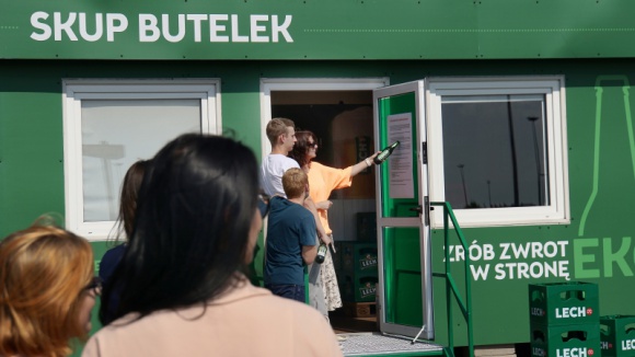 Kompania Piwowarska otworzyÅ‚a skup wszystkich butelek zwrotnych po piwie. Styl Å¼ycia, LIFESTYLE - DziÄ™ki KP, w Poznaniu moÅ¼na zwrÃ³ciÄ‡ butelki po piwie. 9 sierpnia w pobliÅ¼u Lech Browary Wielkopolski zostaÅ‚ uruchomiony punkt, w ktÃ³rym moÅ¼na oddaÄ‡ butelkÄ™ zwrotnÄ… kaÅ¼dego producenta i otrzymaÄ‡ za niÄ… kaucjÄ™ od 0,3 zÅ‚ do 0,5 zÅ‚. Po to, by rozpropagowaÄ‡ ideÄ™ zwracania butelek.