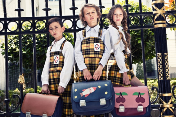 StrÃ³j i tornistry w stylu vintage. Tak wÅ‚aÅ›nie teraz ksztaÅ‚tuje siÄ™ szkolna moda