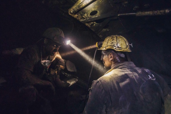 â€žCzarna robotaâ€ w obiektywie. Nowa wystawa w Bytomiu Sztuka, LIFESTYLE - DziesiÄ…tki godzin ciÄ™Å¼kiej pracy w ekstremalnych warunkach. Tak wyglÄ…da codziennoÅ›Ä‡ Å›lÄ…skich gÃ³rnikÃ³w, ktÃ³rÄ… na swoich zdjÄ™ciach uwieczniÅ‚ Piotr Zwarycz, laureat Grand Press Photo i straÅ¼ak. WystawÄ™ â€žGÃ³rnicy - szolÄ… w dÃ³Å‚â€ bÄ™dzie moÅ¼na oglÄ…daÄ‡ od 2 paÅºdziernika w Agorze Bytom.