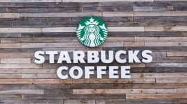 Starbucks z receptÄ… na upalne lato! Styl Å¼ycia, LIFESTYLE - Latem mamy zdecydowanie mniejszÄ… ochotÄ™ na gorÄ…ce napoje, jak kawa czy herbata. Ale co zrobiÄ‡, gdy tÄ™sknota do staÅ‚ej dawki kofeiny i ukochanego smaku jest zbyt silna? BariÅ›ci Starbucks radzÄ…, jak poÅ‚Ä…czyÄ‡ lato z kawÄ…